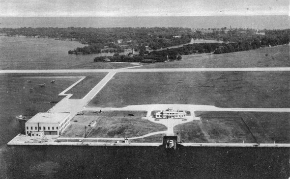 2011721-Island_Airport_and_Centre_Island_Toronto_1944.jpg